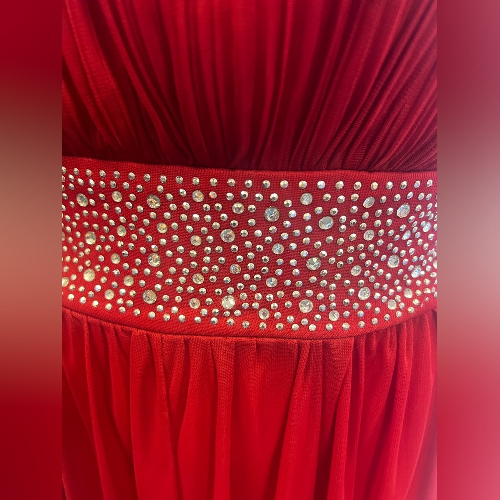Red Gown - Picture 5 of 6